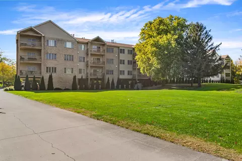 3801 Clubhouse Dr #108, Champaign, IL 61822