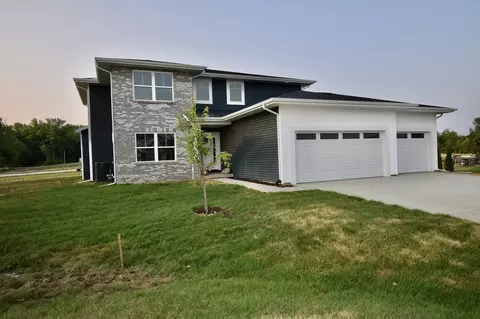 Exterior - 104 Raef Rd, Downs, IL 61736 photo 3 of 4