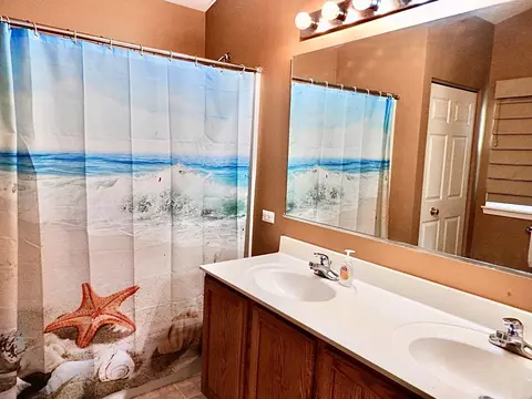 Bath - 923 Limerick Ln, Mchenry, IL 60050 photo 1 of 2