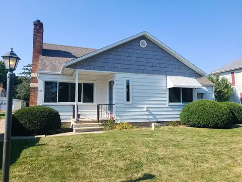610 S 1st Ave, Forreston, IL 61030