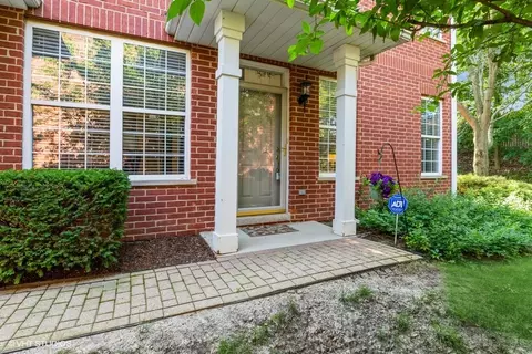 943 Kensington Dr, Northbrook, IL 60062
