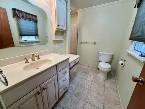 Bath - 401 E Cedar Ln, Monticello, IL 61856 photo 1 of 3