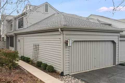 2396 Oak Hill Rd S, Lake Barrington, IL 60010