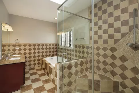 Bath - 562 Warwick Rd, Deerfield, IL 60015 photo 1 of 2