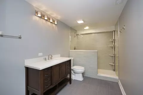 Bath - 562 Warwick Rd, Deerfield, IL 60015 photo 2 of 2