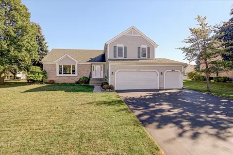 1145 Boxwood Dr, Crystal Lake, IL 60014