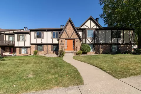 2004 Tracy Dr #6, Bloomington, IL 61704