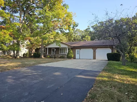 823 Greenwood Ave, Carpentersville, IL 60110