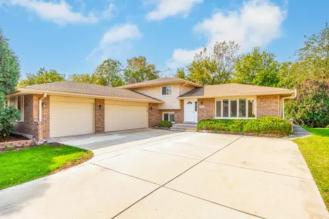 8112 Wittington Ct, Darien, IL 60561