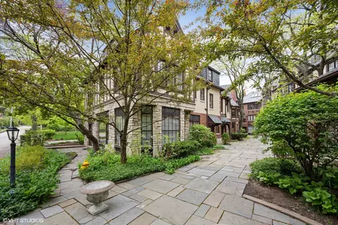 561 Hill Ter #310, Winnetka, IL 60093
