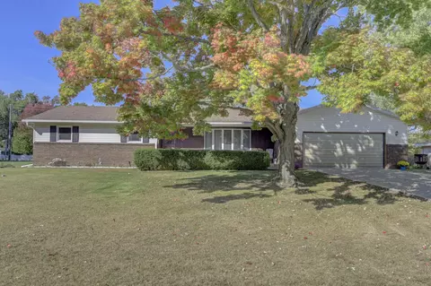 5883 Darline Dr, Saint Anne, IL 60964