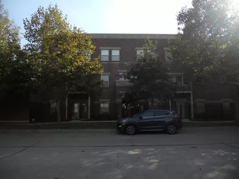 Exterior - 825 E 41st St #2B, Chicago, IL 60653 photo 3 of 11
