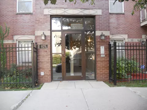 825 E 41st St #2B, Chicago, IL 60653