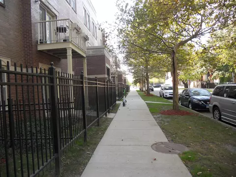 Exterior - 825 E 41st St #2B, Chicago, IL 60653 photo 4 of 11