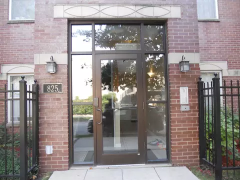 Exterior - 825 E 41st St #2B, Chicago, IL 60653 photo 2 of 11