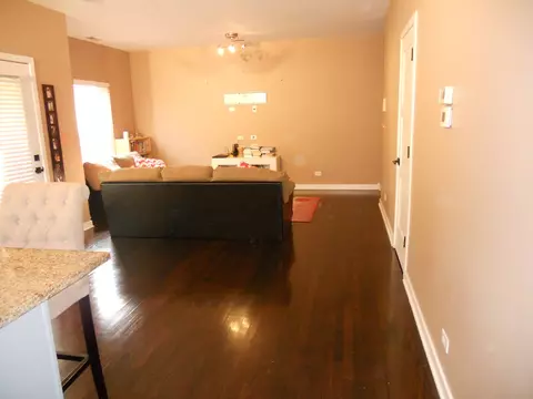 Living - 825 E 41st St #2B, Chicago, IL 60653 photo 1 of 2