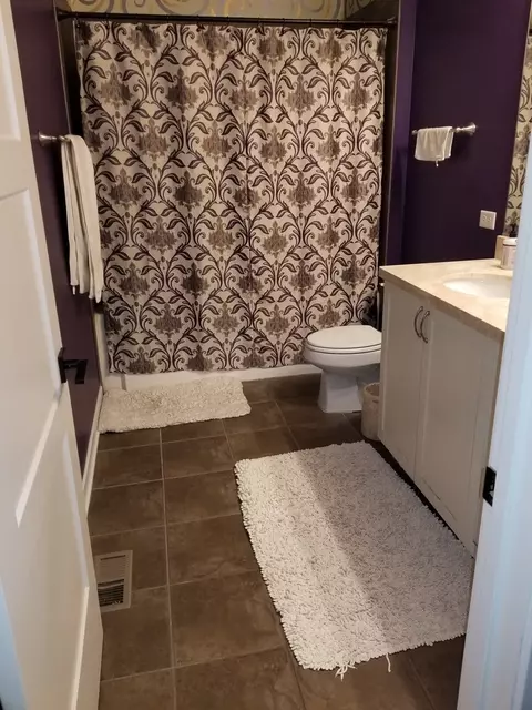 Bath - 825 E 41st St #2B, Chicago, IL 60653 photo 2 of 3