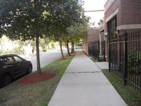 Exterior - 825 E 41st St #2B, Chicago, IL 60653 photo 5 of 11
