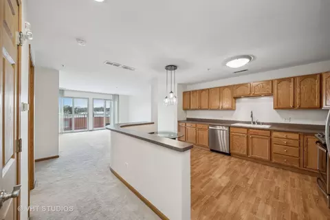 Kitchen - 27 E Hattendorf Ave #415, Roselle, IL 60172 photo 1 of 3