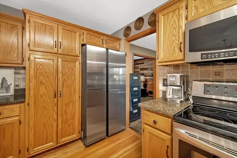Kitchen - 19332 Emerald Ct, Mokena, IL 60448 photo 2 of 6