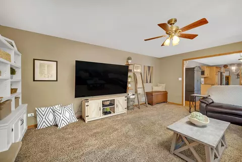 Living - 19332 Emerald Ct, Mokena, IL 60448 photo 2 of 4