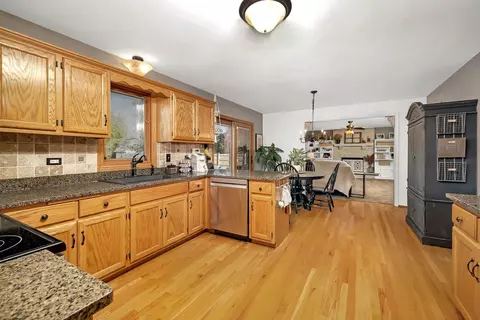 Kitchen - 19332 Emerald Ct, Mokena, IL 60448 photo 5 of 6
