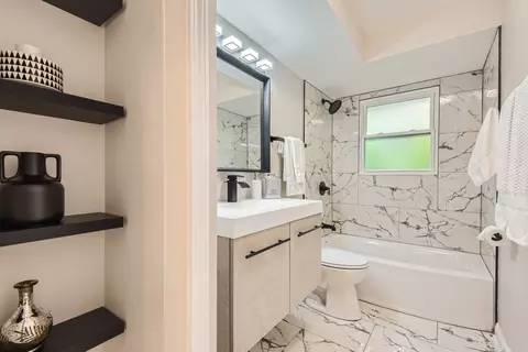 Bath - 14729 Beachview Ter, Dolton, IL 60419 photo 1 of 2