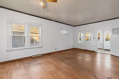 Living - 620 Raymond St, Elgin, IL 60120 photo 2 of 2