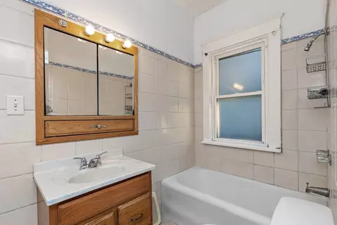 Bath - 620 Raymond St, Elgin, IL 60120 photo 2 of 3