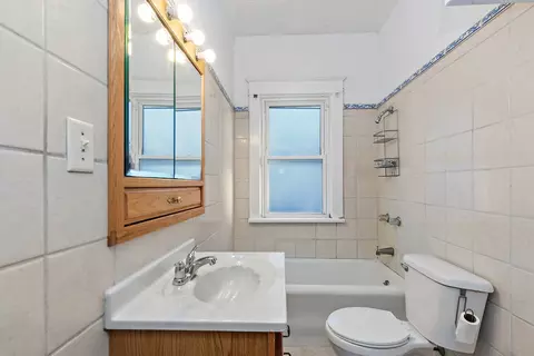Bath - 620 Raymond St, Elgin, IL 60120 photo 1 of 3