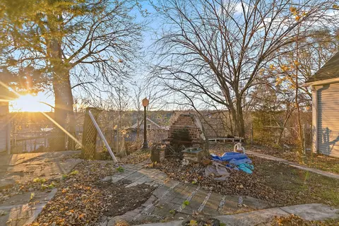 Exterior - 620 Raymond St, Elgin, IL 60120 photo 6 of 8