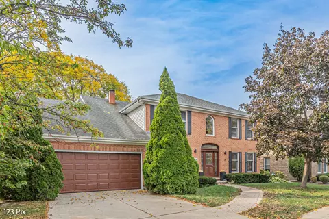 2604 N Chapel Hill Dr, Arlington Heights, IL 60004