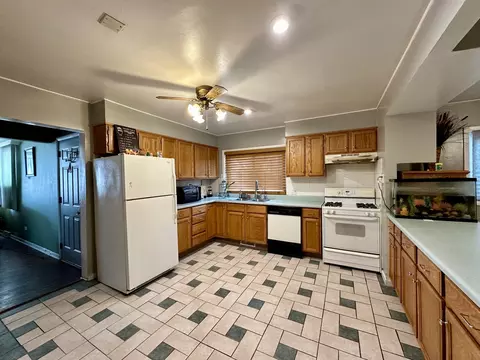 Kitchen - 14616 Turner Ave, Midlothian, IL 60445 photo 6 of 6
