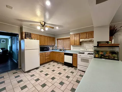 Kitchen - 14616 Turner Ave, Midlothian, IL 60445 photo 2 of 6
