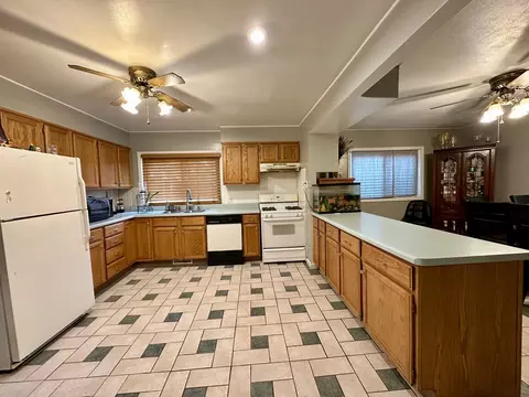 Kitchen - 14616 Turner Ave, Midlothian, IL 60445 photo 4 of 6