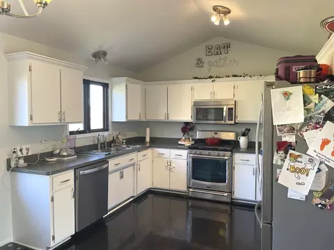 817 Edgewater Dr, Minooka, IL 60447 photo 6