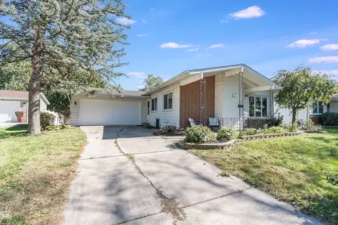 423 N Pleasant Dr, Glenwood, IL 60425