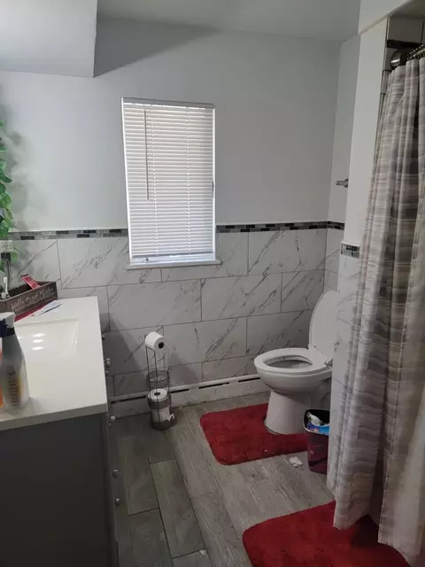 Bath - 17840 Clyde Ave, Lansing, IL 60438 photo 2 of 4