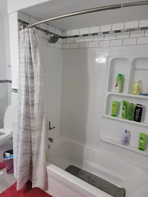 Bath - 17840 Clyde Ave, Lansing, IL 60438 photo 1 of 4