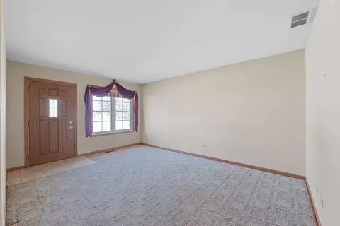 Living - 1397 Heritage Dr, Morris, IL 60450 photo 2 of 4