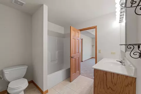 Bath - 1397 Heritage Dr, Morris, IL 60450 photo 2 of 4