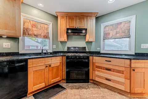 Kitchen - 1033 S Wolf Rd, Des Plaines, IL 60016 photo 4 of 4