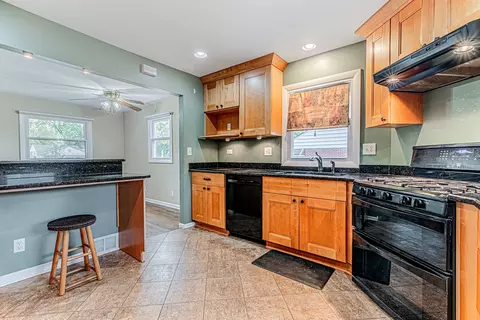 Kitchen - 1033 S Wolf Rd, Des Plaines, IL 60016 photo 3 of 4