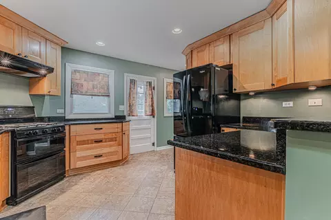 Kitchen - 1033 S Wolf Rd, Des Plaines, IL 60016 photo 2 of 4