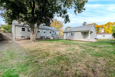 Exterior - 1033 S Wolf Rd, Des Plaines, IL 60016 photo 4 of 5
