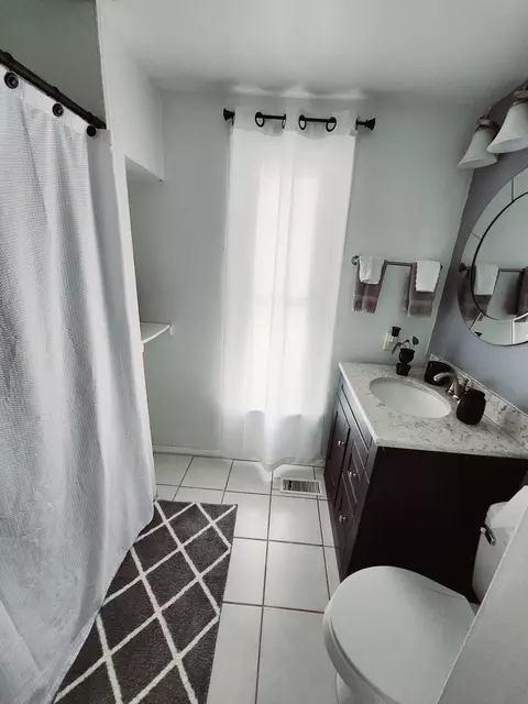Bath - 1257 S 7th Ave, Kankakee, IL 60901 photo 2 of 3