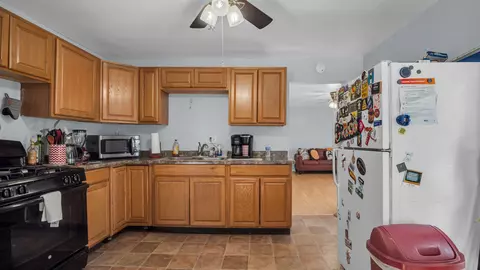 Kitchen - 1257 S 7th Ave, Kankakee, IL 60901 photo 4 of 7