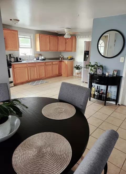 Kitchen - 1257 S 7th Ave, Kankakee, IL 60901 photo 2 of 7