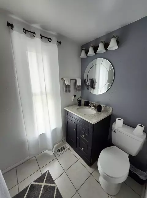 Bath - 1257 S 7th Ave, Kankakee, IL 60901 photo 1 of 3