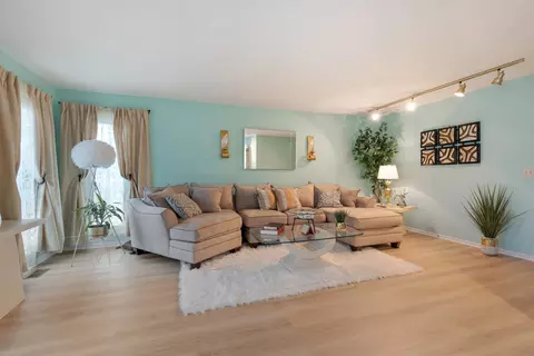 951 Martin Dr, Elgin, IL 60120 photo 5